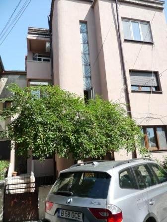 vanzare apartament cu 3 camere, semidecomandat, in zona Ultracentral, orasul Bucuresti