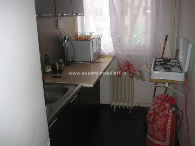 Apartament cu 3 camere de vanzare, confort 2, zona Groapa,  Constanta