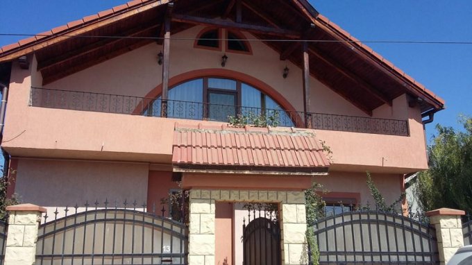 Vila de vanzare direct de la proprietar, in Corbu, cu 280.000 euro. 3 grupuri sanitare, suprafata utila 230 mp. Are 1 etaj si 8 camere.