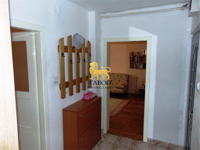 vanzare apartament cu 3 camere, semidecomandat, in zona Ampoi 1, orasul Alba Iulia
