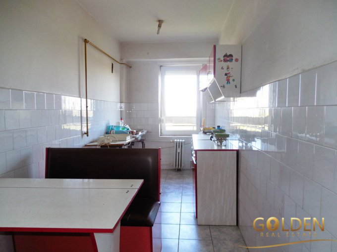 Apartament cu 3 camere de vanzare, confort Lux, zona Polivalenta,  Arad