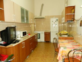 vanzare apartament cu 3 camere, decomandat, in zona Centru, orasul Arad