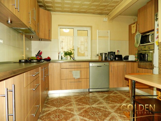 vanzare apartament cu 5 camere, decomandat, in zona Aurel Vlaicu, orasul Arad