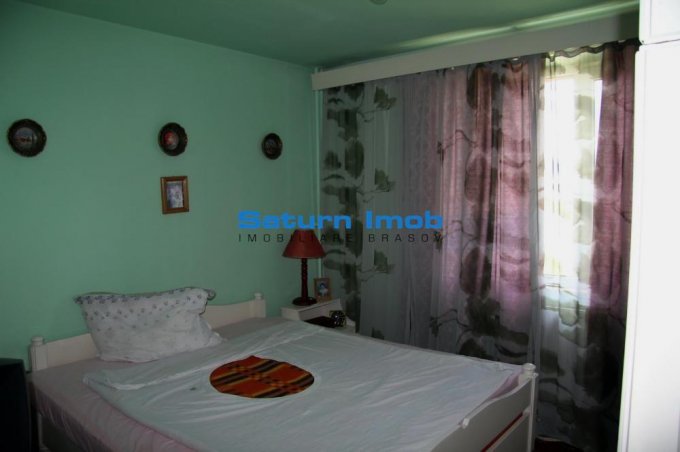 Apartament cu 3 camere de vanzare, confort 1, zona Vlahuta,  Brasov
