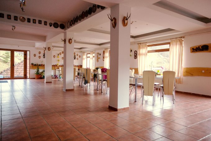 vanzare Mini hotel de la agentie imobiliara cu 2 etaje, 10 camere, comuna Moieciu
