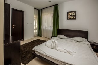 Mini hotel de vanzare cu 2 etaje 8 camere, Moieciu de Sus  Brasov