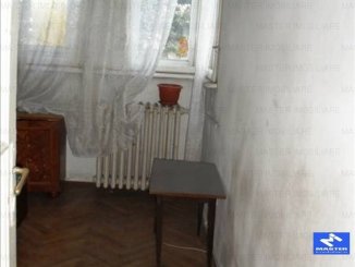 vanzare apartament semidecomandat, zona Unirii, orasul Bucuresti, suprafata utila 70 mp