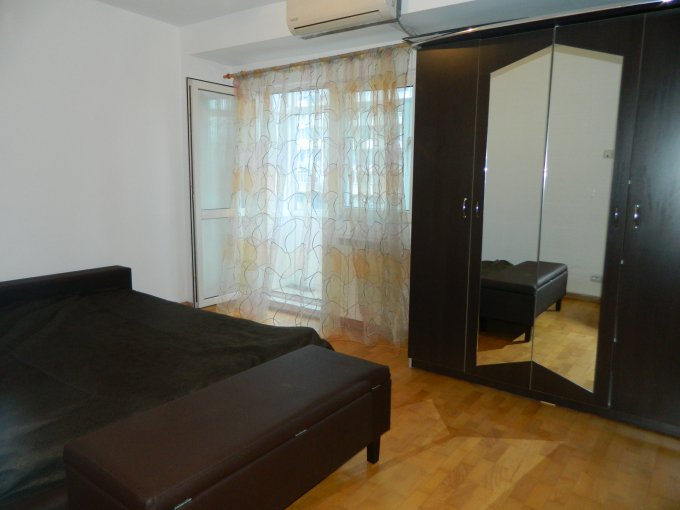 Apartament de inchiriat in Bucuresti cu 3 camere, cu 1 grup sanitar, suprafata utila 90 mp. Pret: 550 euro negociabil. Usa intrare: Metal. Usi interioare: Lemn. Mobilat modern.