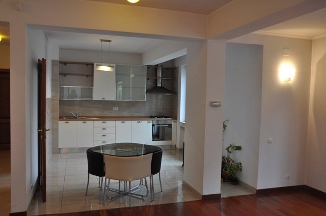 inchiriere apartament cu 4 camere, decomandat, orasul Bucuresti