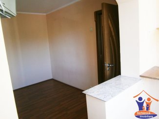 vanzare apartament cu 3 camere, semidecomandat, in zona Km 4-5, orasul Constanta