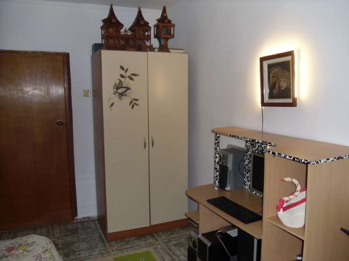vanzare apartament cu 3 camere, decomandat, in zona Pod Butelii, orasul Constanta