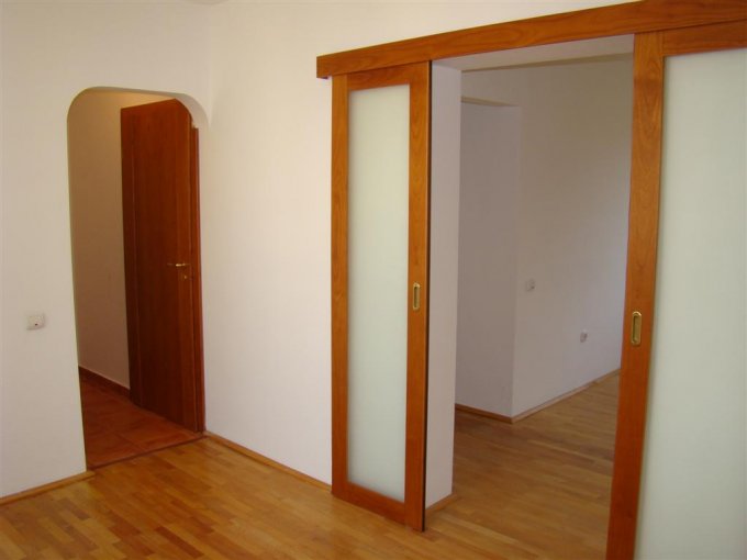 Apartament cu 4 camere de vanzare, confort Lux, zona Cazino,  Constanta