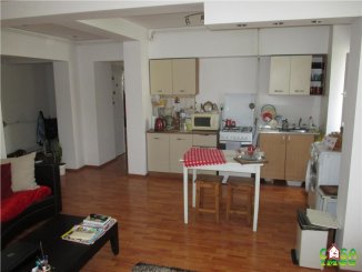 vanzare apartament cu 3 camere, decomandat, in zona Centru, orasul Targoviste