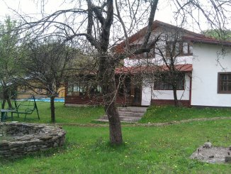 Vila de vanzare cu 1 etaj si 10 camere, in zona Exterior Nord, Valenii de Munte Prahova