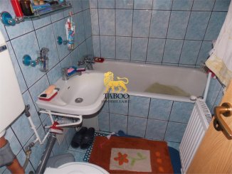 agentie imobiliara vand apartament decomandat, in zona Vasile Aaron, orasul Sibiu